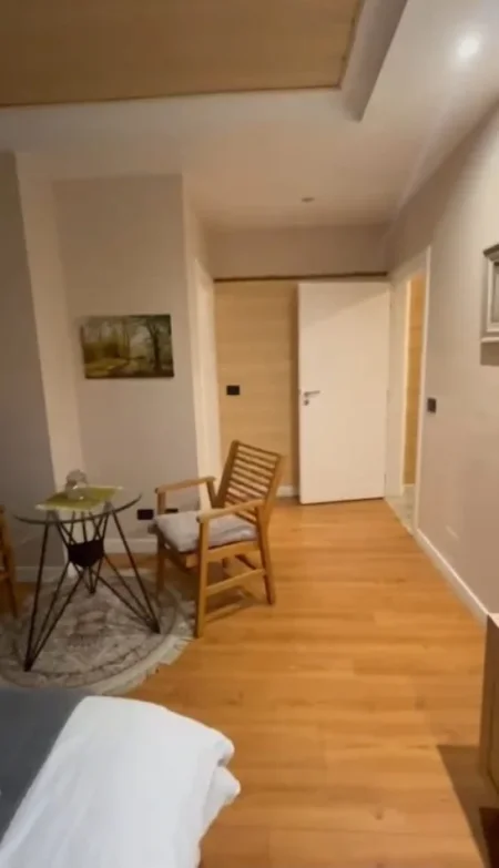 Tirane, jepet me qera apartament 1+1 Kati 7, 112 m² 1.500 € (2 Apartamente 1 1 Dhe Garsionere 9 Kateshet)
