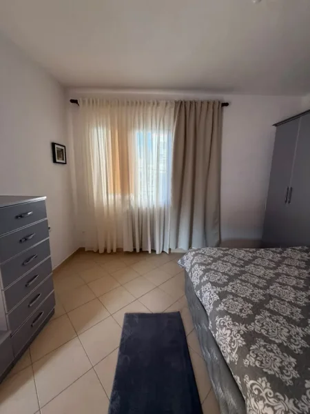 Tirane, jepet me qera apartament 1+1 Kati 2, 60 m² 400 € (Rruga 5 Maji)