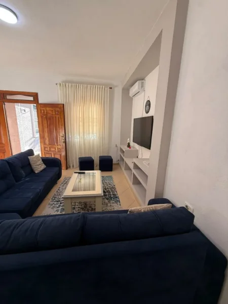 Tirane, jepet me qera apartament 1+1 Kati 2, 60 m² 400 € (Rruga 5 Maji)