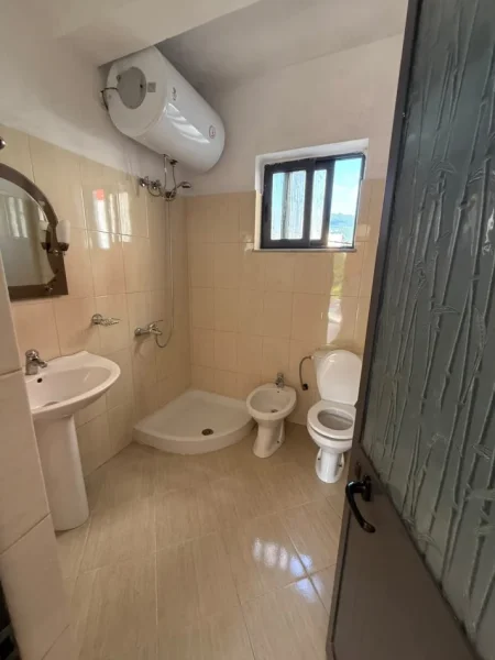 Tirane, jepet me qera apartament 1+1 Kati 2, 60 m² 400 € (Rruga 5 Maji)