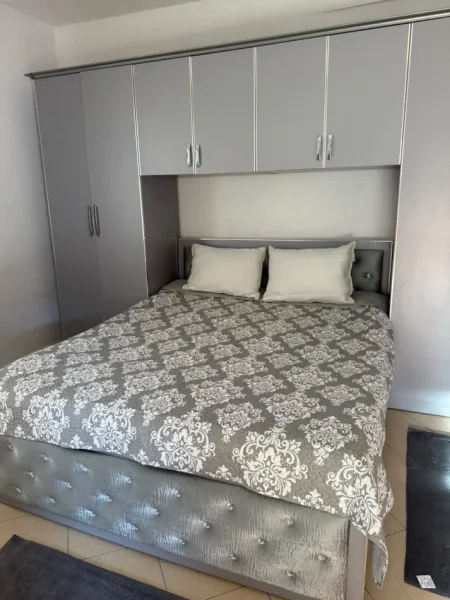 Tirane, jepet me qera apartament 1+1 Kati 2, 60 m² 400 € (Rruga 5 Maji)