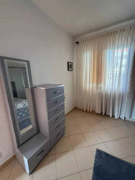 Tirane, jepet me qera apartament 1+1 Kati 2, 60 m² 400 € (Rruga 5 Maji)