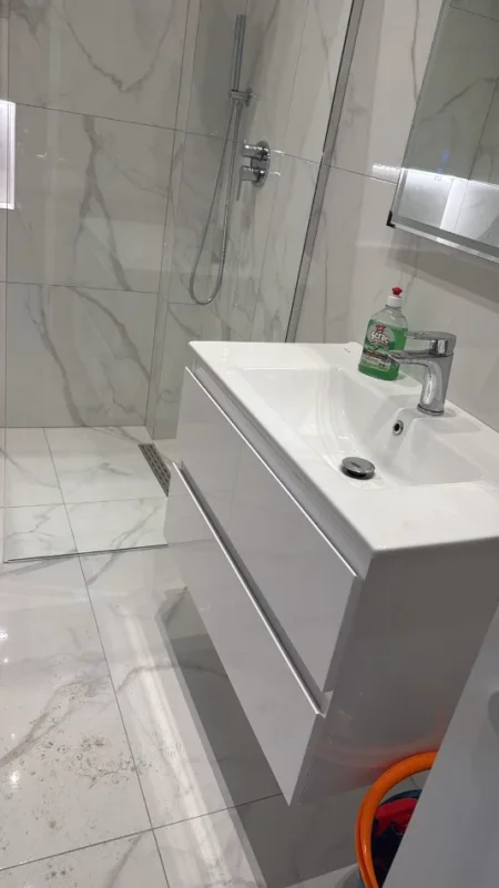 Tirane, jepet me qera apartament 1+1 Kati 3, 600 € 