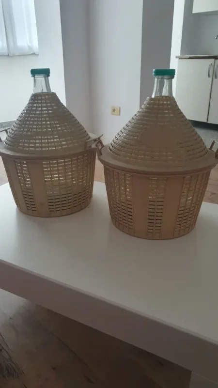 Tirane, shes Shiten 50 mij lek copa ose 80 mij lek te dy 50 €