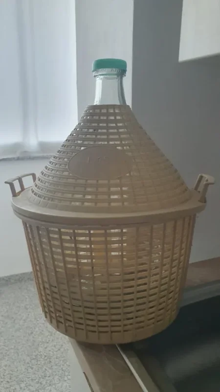 Tirane, shes Shiten 50 mij lek copa ose 80 mij lek te dy 50 €