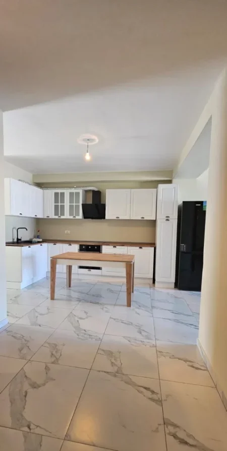 Tirane, jepet me qera apartament 3+1 Kati 5, 130 m² 700 € (Kombinat)