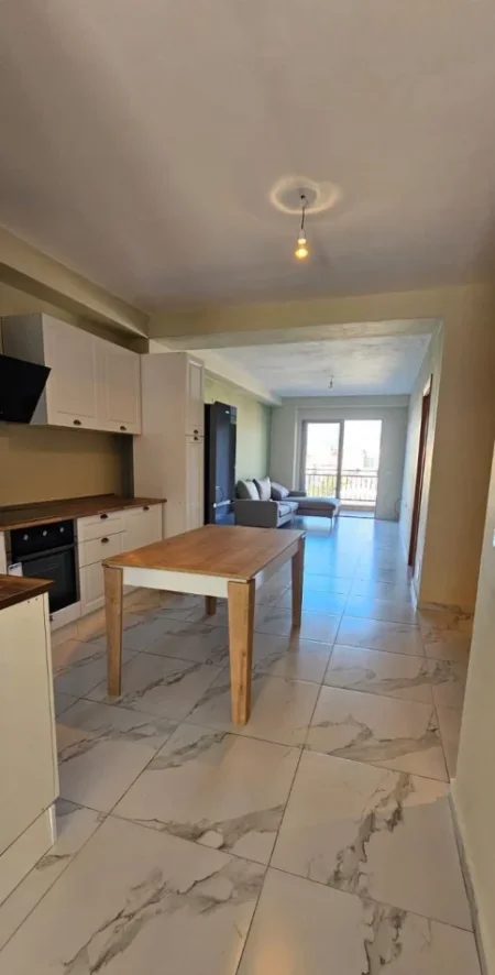 Tirane, jepet me qera apartament 3+1 Kati 5, 130 m² 700 € (Kombinat)