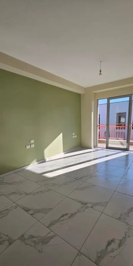 Tirane, jepet me qera apartament 3+1 Kati 5, 130 m² 700 € (Kombinat)