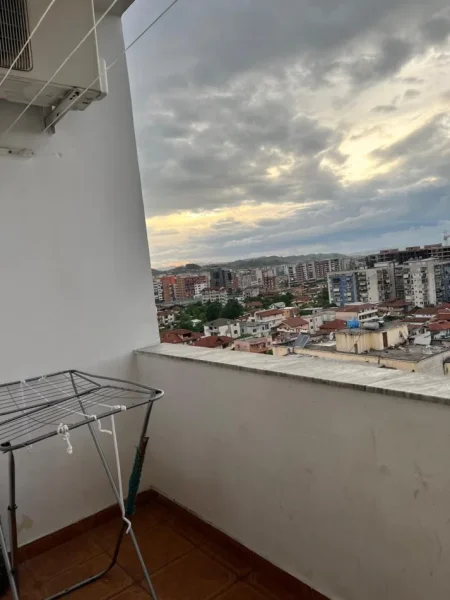 Tirane, jepet me qera apartament 2+1 Kati 10, 90 m² 650 € (Rruga Vace Zela)