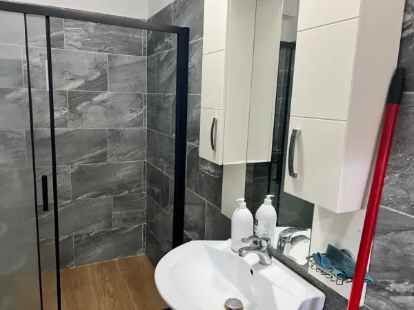 Tirane, jepet me qera apartament 2+1 Kati 10, 90 m² 650 € (Rruga Vace Zela)