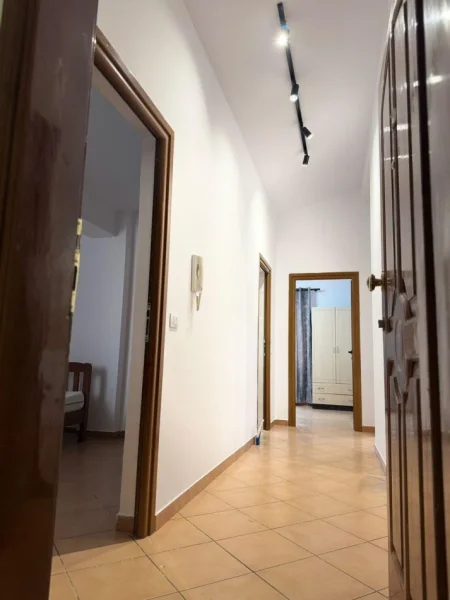 Tirane, jepet me qera apartament 3+1 Kati 4, 100 m² 550 € (Selitë)