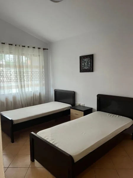 Tirane, jepet me qera apartament 3+1 Kati 4, 100 m² 550 € (Selitë)