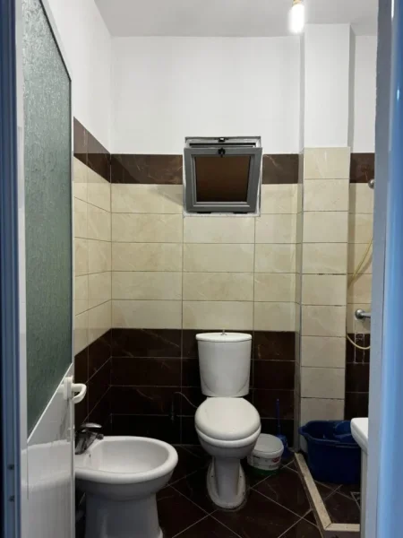 Tirane, jepet me qera apartament 1+1 Kati 1, 55 m² 330 € (Kthesa e Kamzes)