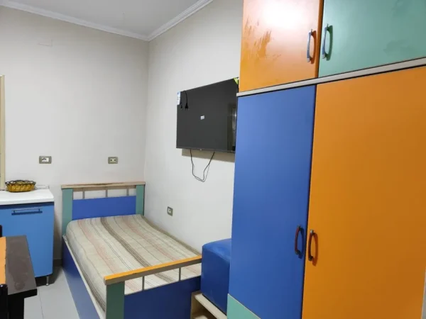 Tirane, jepet me qera apartament 1+1 Kati 1, 300 € (Medreseja)