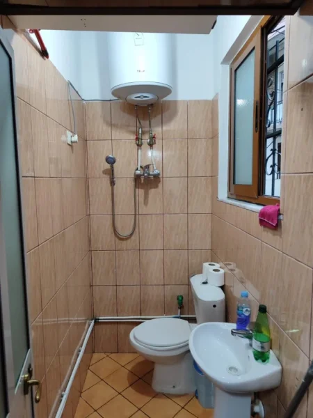 Tirane, jepet me qera apartament 1+1 Kati 1, 300 € (Medreseja)