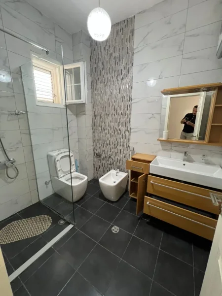 Tirane, jepet me qera apartament 2+1 Kati 1, 100 m² 500 € (Jordan Misja prane Lavazho 007)