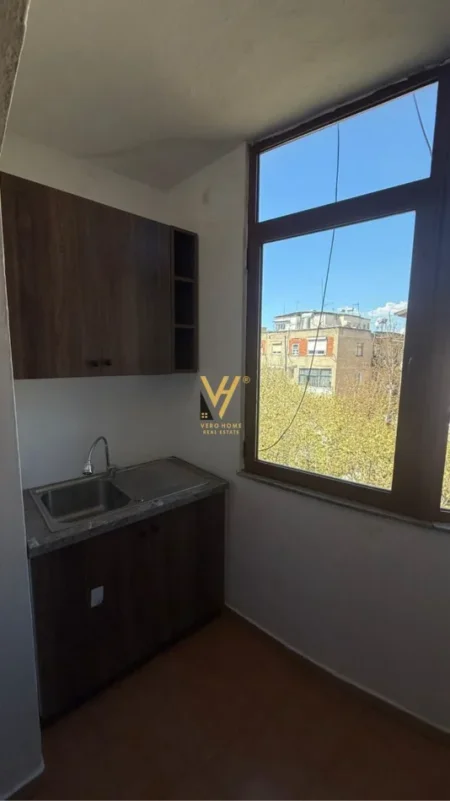 Tirane, jepet me qera apartament 1+1+Ballkon Kati 5, 62 m² 400 € (RRUGA HOXHA TAHSIM)