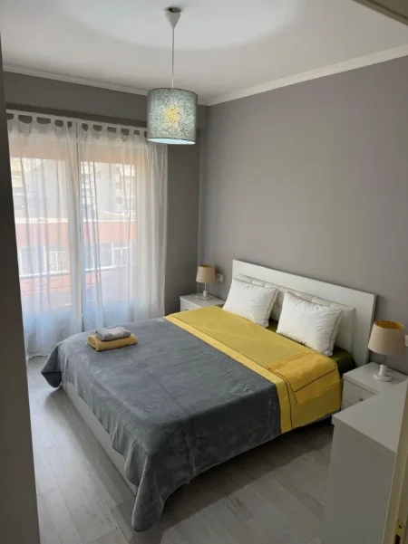 Tirane, jepet me qera Apartament 1+1+Ballkon Kati 3, 70 m², Çmimi 60.000 Lekë te Reja,Tek KOMPLEKSI DELIJORGJI, Tiranë)