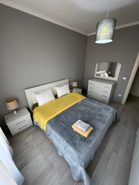 Tirane, jepet me qera Apartament 1+1+Ballkon Kati 3, 70 m², Çmimi 60.000 Lekë te Reja,Tek KOMPLEKSI DELIJORGJI, Tiranë)