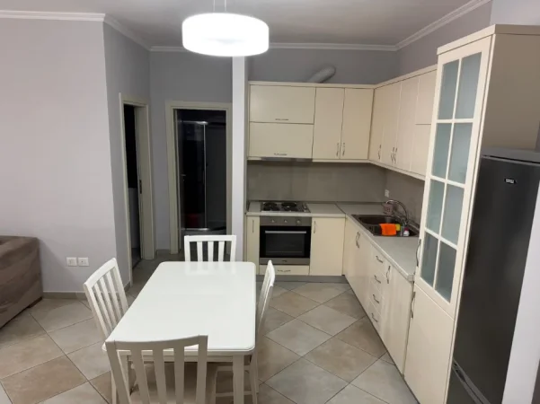 Tirane, jepet me qera Apartament 1+1+Ballkon Kati 3, 70 m², Çmimi 60.000 Lekë te Reja,Tek KOMPLEKSI DELIJORGJI, Tiranë)