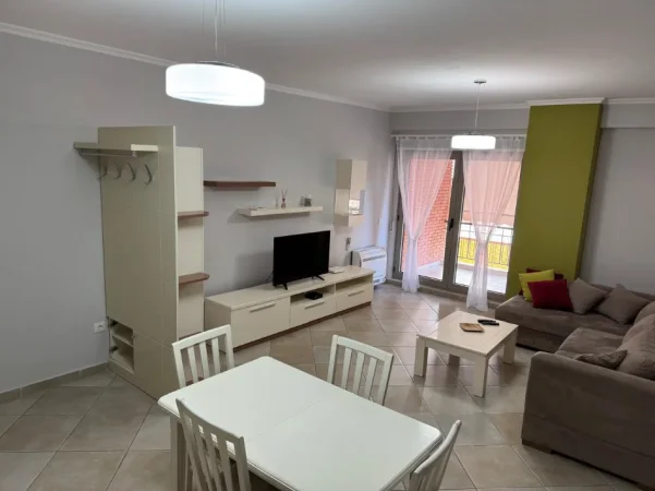 Tirane, jepet me qera Apartament 1+1+Ballkon Kati 3, 70 m², Çmimi 60.000 Lekë te Reja,Tek KOMPLEKSI DELIJORGJI, Tiranë)