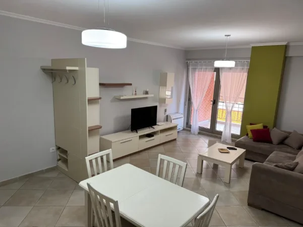 Tirane, jepet me qera Apartament 1+1+Ballkon Kati 3, 70 m², Çmimi 60.000 Lekë te Reja,Tek KOMPLEKSI DELIJORGJI, Tiranë)