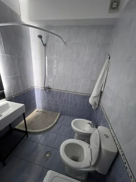 Tirane, jepet me qera apartament 1+1+Post Parkimi, Kati 1, 67 m² 690 € (Liqeni i Thate)