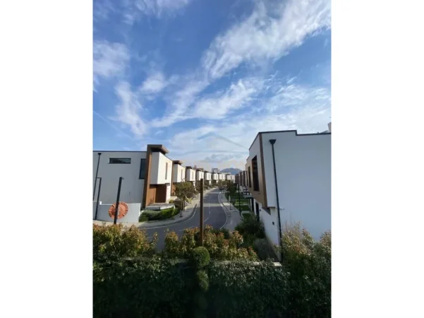 Tirane, jepet me qera apartament 1+1+Ballkon Kati 2, 72 m² 800 € (Teg)