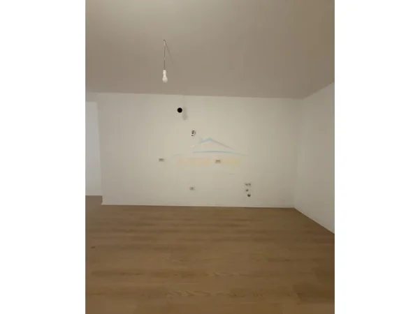 Tirane, shitet apartament 1+1 Kati 3, 101 m² 110.000 € (Kombinat)