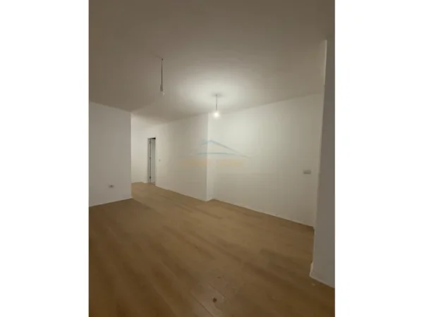 Tirane, shitet apartament 1+1 Kati 3, 101 m² 110.000 € (Kombinat)