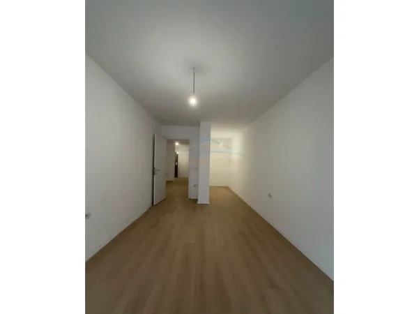 Tirane, shitet apartament 1+1 Kati 3, 101 m² 110.000 € (Kombinat)