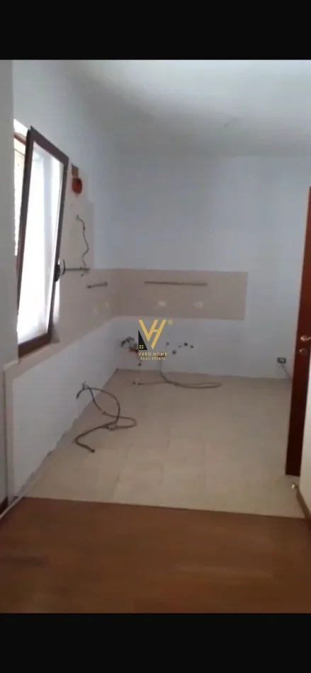 Fier, shitet apartament 2+1+Ballkon Kati 6, 228 m² 200.000 € (FIER, LAGJA 11 NENTOR)