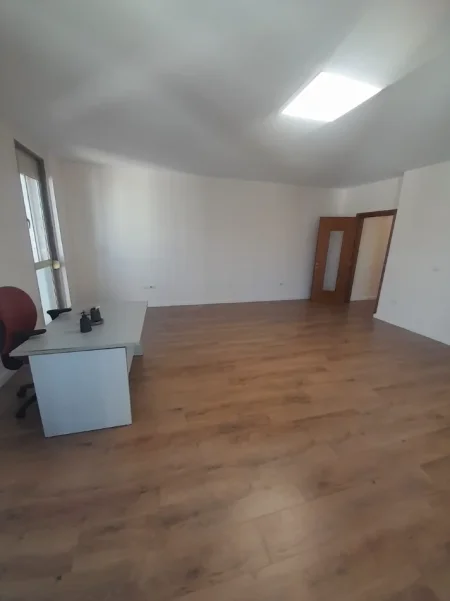 Tirane, jepet me qera Apartament 1+1, Kati 5, Bosh, Cmimi 650 €, Rruga Kavajës, Qender -Tiranës.