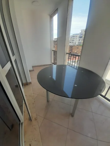 Tirane, jepet me qera Apartament 1+1, Kati 5, Bosh, Cmimi 650 €, Rruga Kavajës, Qender -Tiranës.
