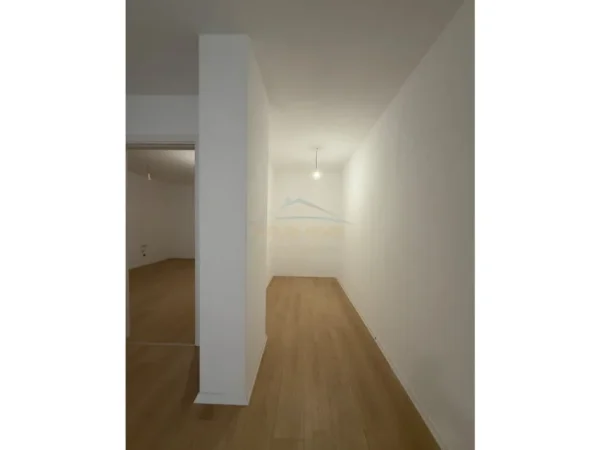Tirane, shitet apartament 1+1 Kati 3, 101 m² 110.000 € (KOMBINAT)