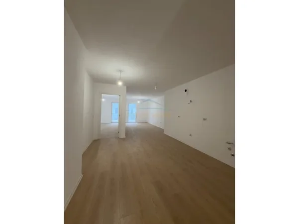 Tirane, shitet apartament 1+1 Kati 3, 101 m² 110.000 € (KOMBINAT)