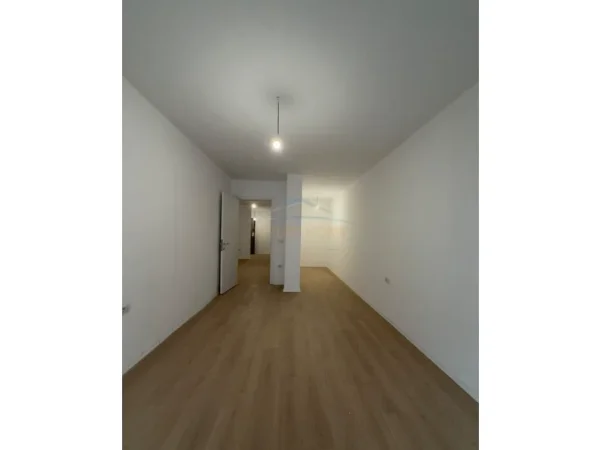Tirane, shitet apartament 1+1 Kati 3, 101 m² 110.000 € (KOMBINAT)