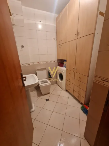 Tirane, jepet me qera apartament 2+1+Ballkon Kati 5, 110 m² 720 € (RRUGA NDRE MJEDA)