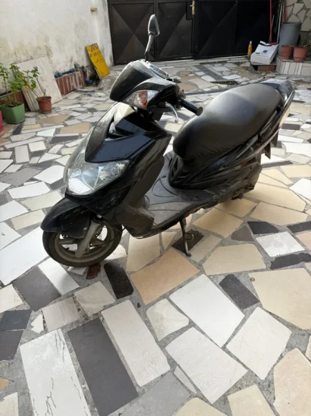 Tirane, Scooter Yamaha 125 , e zeze 64.000 km 550 €