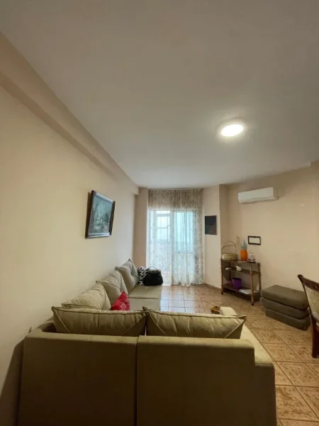 Tirane, jepet me qera apartament 1+1 Kati 2, 100 m² 450 € 