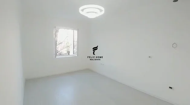 Tirane, jepet me qera zyre Kati 1, 50 m² 650 € (BLLOKU)