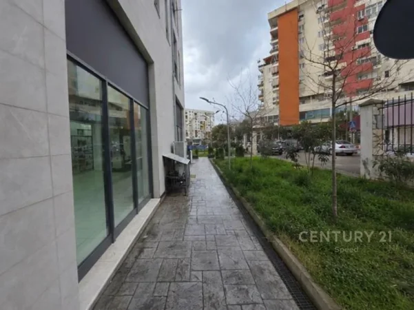 Tirane, jepet me qera dyqan Kati 0, 100 m² 1.650 € (Yzberish)