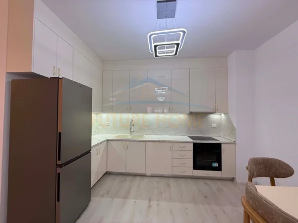 Tirane, jepet me qera apartament 2+1+Ballkon Kati 2, 109 m² 700 € (Green City)