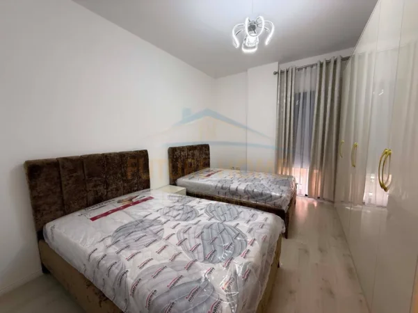 Tirane, jepet me qera apartament 2+1+Ballkon Kati 2, 109 m² 700 € (Green City)