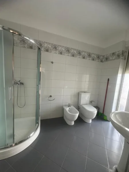 Tirane, jepet me qera 2+1 Kati 3, 700 € 