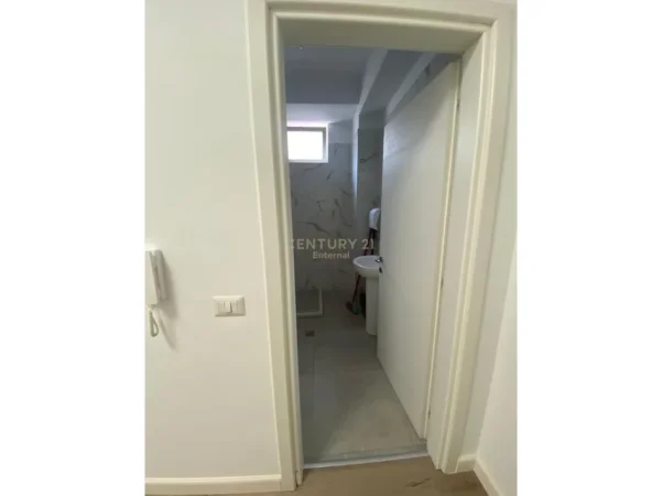 Tirane, jepet me qera zyre Kati 2, 95 m² 1.770 € (Bllok)