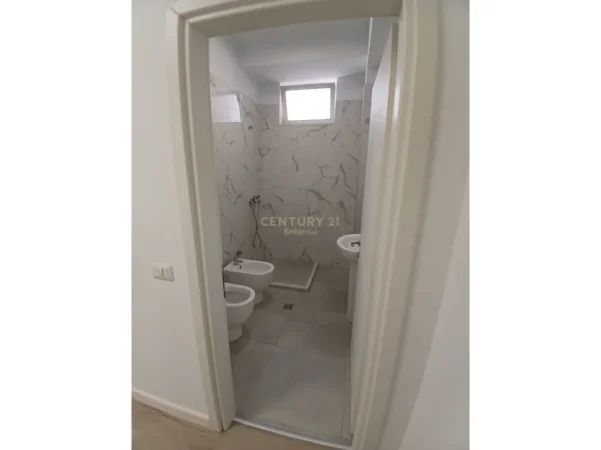 Tirane, jepet me qera zyre Kati 2, 95 m² 1.770 € (Bllok)