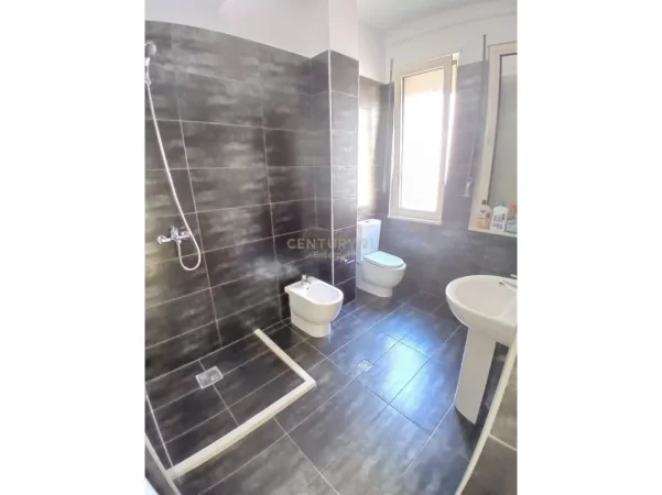 Tirane, jepet me qera zyre Kati 2, 95 m² 1.770 € (Bllok)