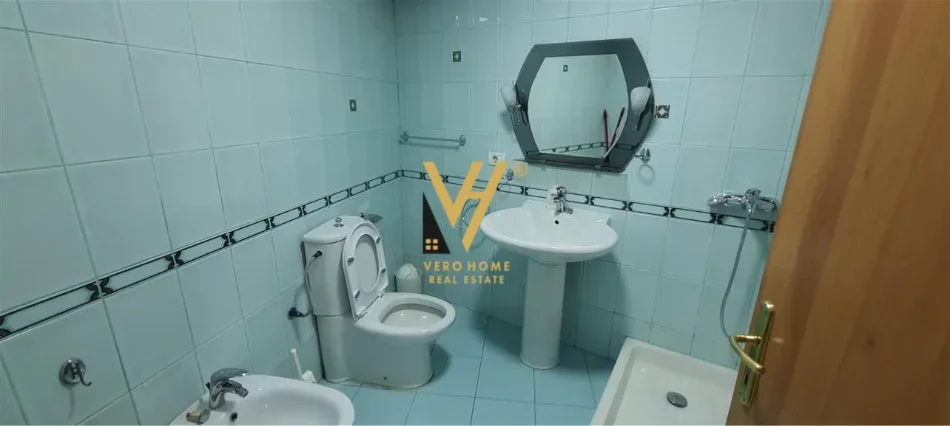 Tirane, jepet me qera zyre Kati 1, 160 m² 1.300 € (QENDER)