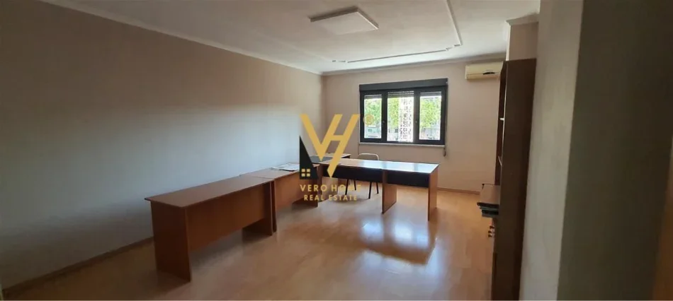 Tirane, jepet me qera zyre Kati 1, 160 m² 1.300 € (QENDER)